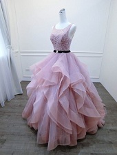 nineteen photo of the dress model